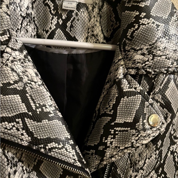 Kensie Python Snake Print Jacket (Crop) - size Medium - Picture 3 of 11